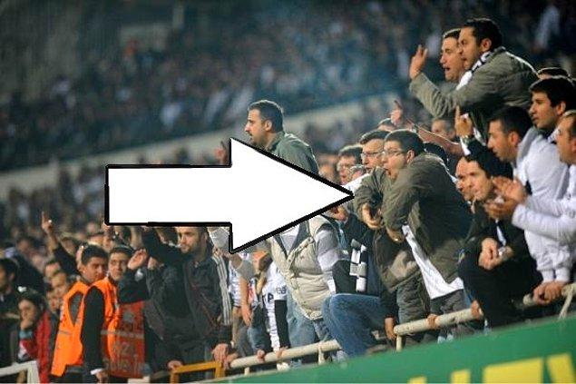 14. Kasım 2011’de oynanan Beşiktaş maçında Galatasaraylı Eboue'ye maymun taklidi yapan Beşiktaşlı taraftar...