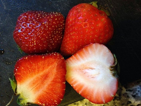 «Разница между свежей клубникой, выращенной на ферме (слева), и клубникой из супермаркета (справа)»