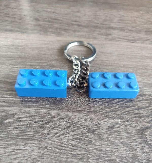 «Справа - кирпичик LEGO, который я использовал в качестве связки ключей в течение нескольких лет, а слева - совершенно новый».