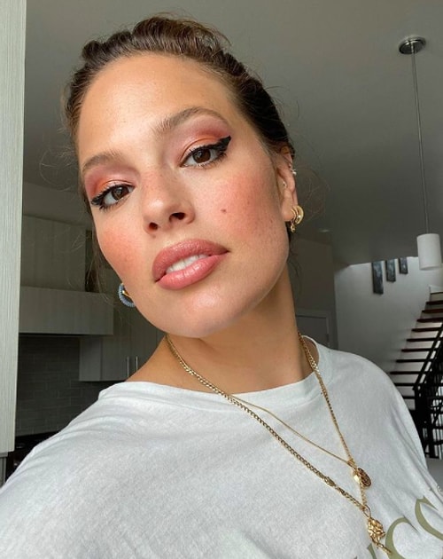 Büyük Vücut Model Ashley Graham, Ceketinin Önünü Açıp Verdiği Savlı Pozlar ile Gündem Oldu!