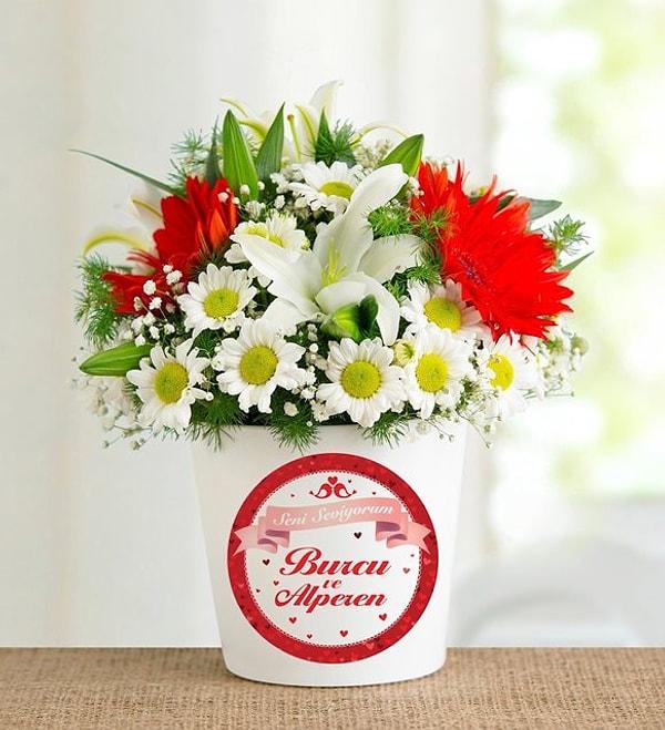 13. Sevgilinizin en sevdiği çiçekler ve vazoda da ister sizin bir fotoğrafınız isterseniz içinizden geçen güzel bir söz.