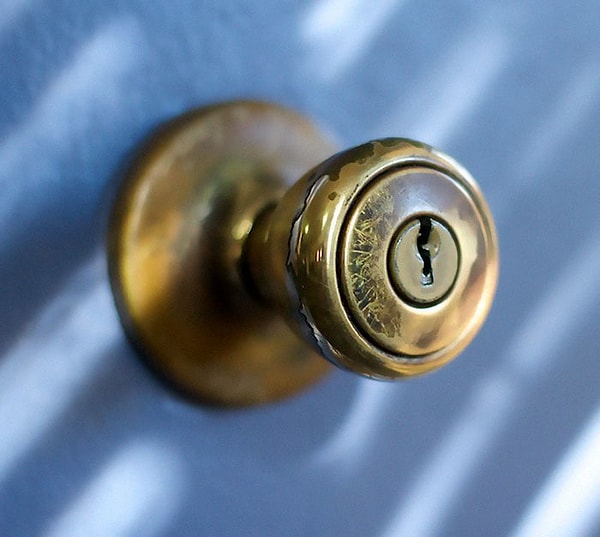 3. Дверные ручки из латуни