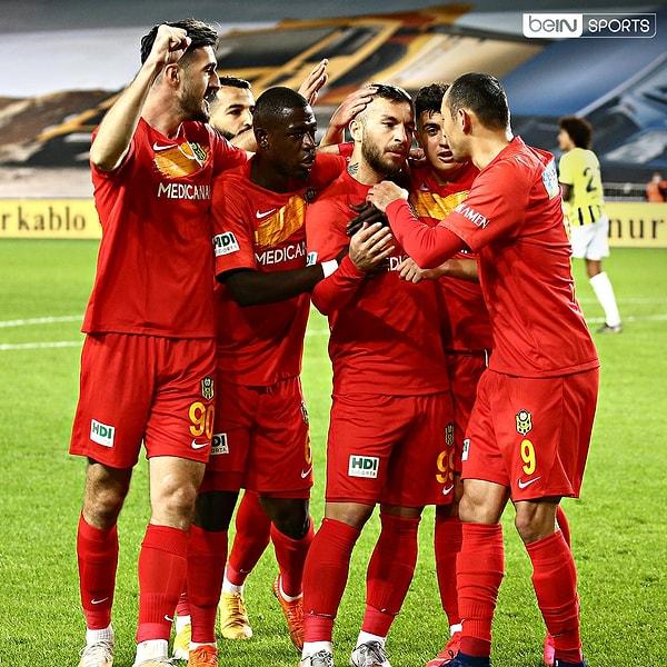Kalan dakikalarda başka gol olmadı ve maçın ilk yarısı 2-0 Yeni Malatyaspor üstünlüğüyle tamamlandı.