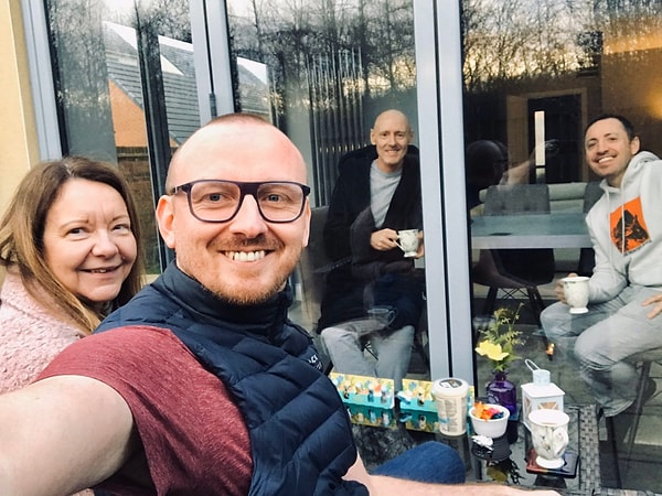 4. Посиделки через стекло