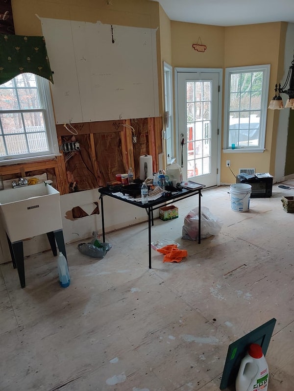 11. «Мы делали ремонт на кухне, когда случилась эпидемия. Переживём это время с тостером и раковиной»