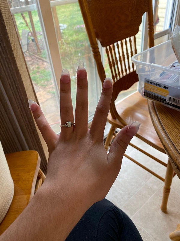 2. «Когда решила сама сделать себе ногти. Господи, пусть карантин скорее закончится, чтобы мне это исправили»