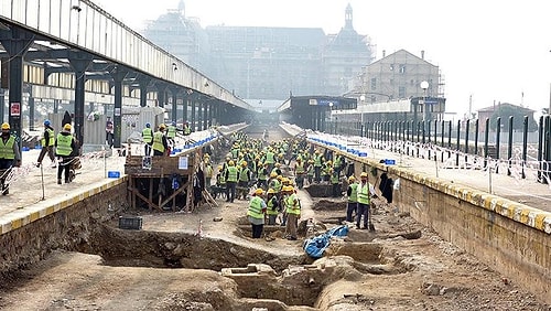 Haydarpaşa Garı Kazılarında, Mezarların Bulunduğu Mermer Tabanlı Bir Yapı Tespit Edildi