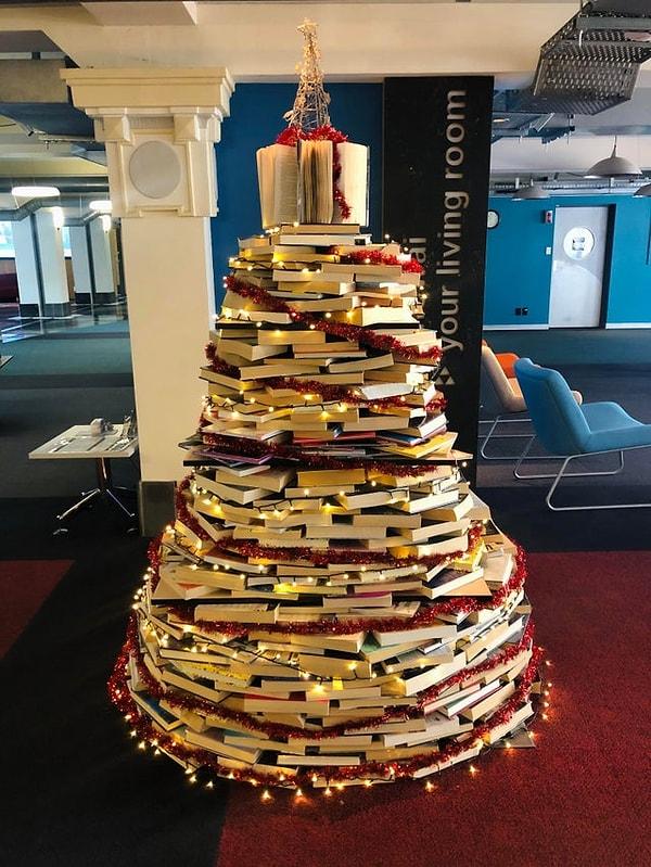 10. "Kütüphanede yaptıkları yılbaşı ağacı:"
