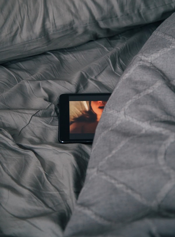 Pornhub подтвердил, что Internet Watch Foundation были обнаружены видео с участием несовершеннолетних на сайте, но заявил, что они были несправедливо атакованы антипорнгруппами.