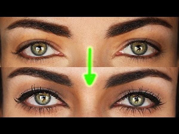 4. Birbirinden ayrı gözleriniz varsa koyu renk far ve koyu renk kalem kullanmanız, ayrıca göz kapaklarınızın dışına da açık renk far veya aydınlatıcı tarzı bir ürün uygulamanız yüzünüzde oluşması muhtemel üzgün ifadeyi kapatacaktır.