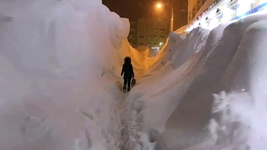 В самом холодном городе России всего за 5 дней выпала двухмесячная норма снега, и эти фотографии выглядят просто сюрреалистично! (30 фото)