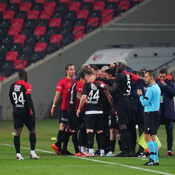 Golün ardından Gaziantepli oyuncular, maç öncesi eşinin hastalığa yakalandığını açıklayan Teknik Direktör Sumudica'ya koşup sarıldılar.