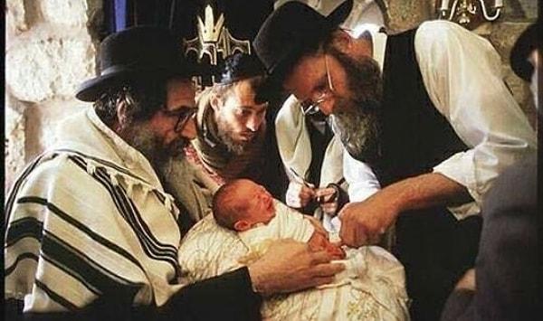 Yahudi inancına göre sünnet ilk defa İbrahim Peygamber'e hem de 99 yaşındayken Tanrı tarafından emredilir.