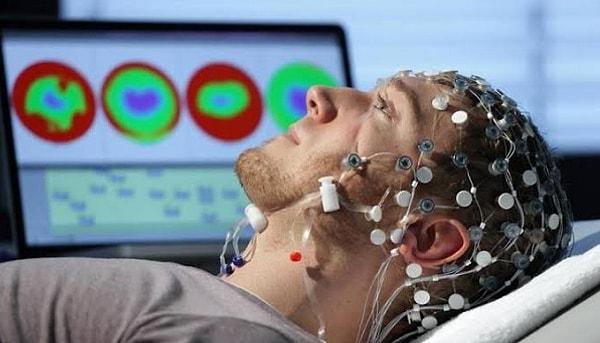 Proje sürerken Druyan uzaya yollanacak kayıtlar arasına EEG kayıtlarının da eklenmesi tavsiyesini ortaya attı.