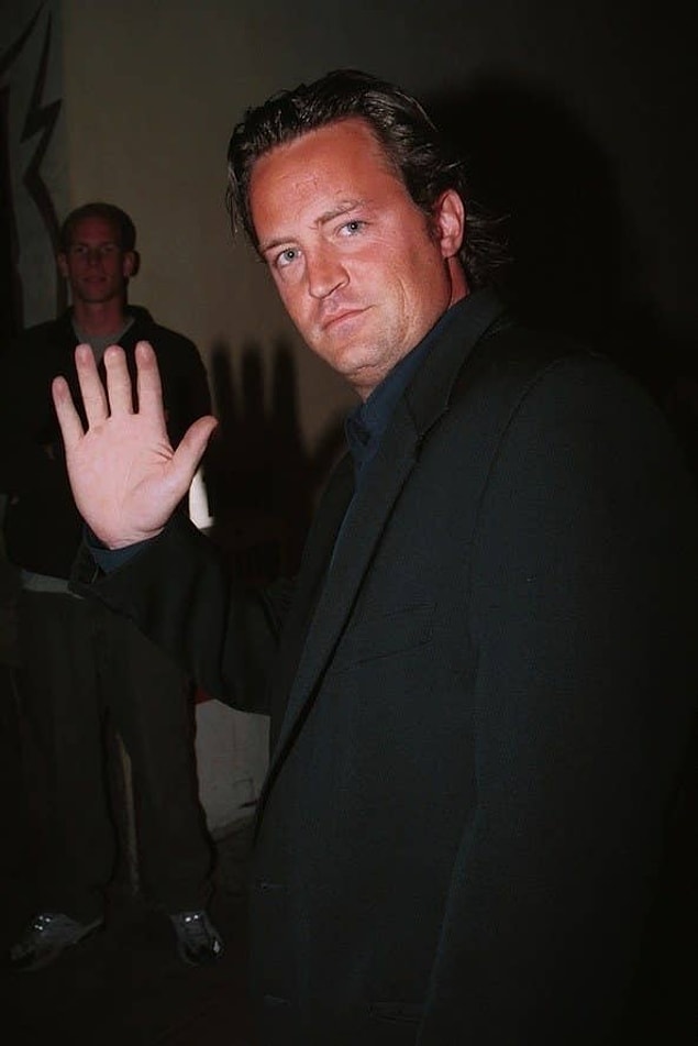 1. Matthew Perry, orta parmağını araba kapısına sıkıştırmış ve kaybetmiştir.