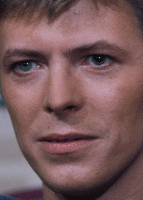 15. David Bowie'nin gözlerinden biri kalıcı olarak büyüktür.