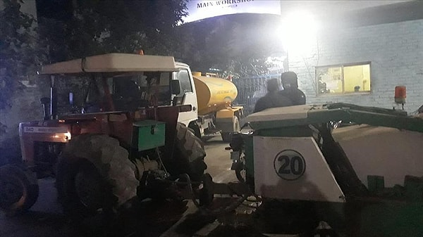 Halen garajlarda bulunan güvenlik güçlerinin neden böyle bir uygulamaya gittiği konusunda Pakistan makamlarından henüz resmi açıklama yapılmadı.