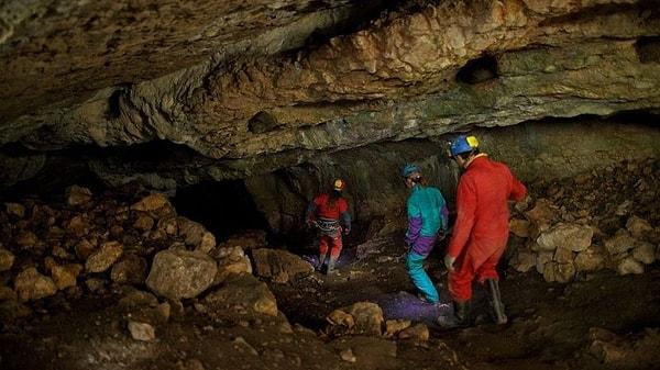 Araştırmacılar büyük bir mezar olduğuna inanılan mağarada binlerce diş ve kemik parçası bulmuştu.
