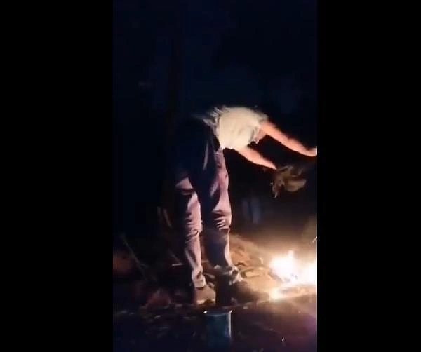 Vahşet Görüntülerini Paylaştı! Tavuğun Boğazını Keserek Ateşe Attı 'Cinler Alemine Adıyorum' Dedi...