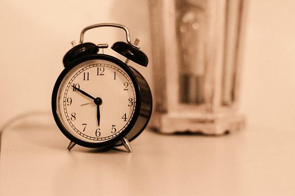 2. Alarmınızı ya da kronometrenizi 25 dakika sonrasına ayarlayın ve ilk göreviniz üstüne çalışmaya başlayın.