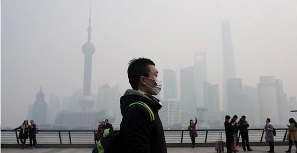 8. Dünya üzerinde hava kirliliğinin en çok olduğu ülke Çin'dir ve bu havaya maruz kalmak günde 1 paket sigara içerek akciğer kanseri olmanızla aynı derecede risklidir.