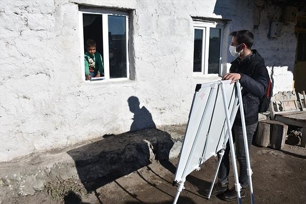 İhsan Kartoğlu Kars'ın Okçuoğlu Köyü'nde görev yapan fedakar bir öğretmenimiz. Kendisi internet ve cihaz olanağı olmayan öğrencilerine sırtında yazı tahtasıyla eğitim veriyor.
