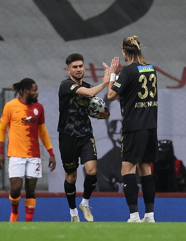Göztepe, Galatasaray'ın fırtına gibi başlangıcına 14. dakikada Soner Aydoğdu ile cevap verdi ve skor 2-1'e geldi.