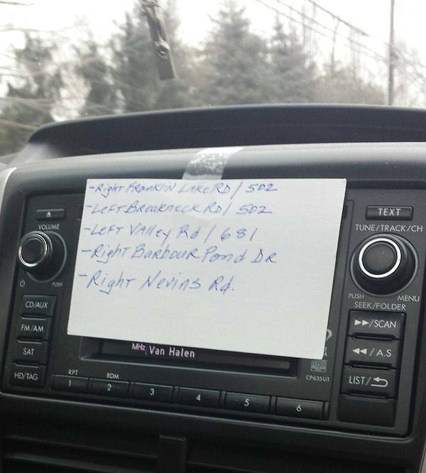 3. "Мой папа наотрез отказывается использовать навигатор и предпочитает писать дорогу на листочке бумаги и приклеивать его на скотч в машине".