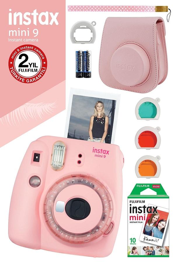 13. Instax fotoğraf makineleri de en çok satın alınan teknolojik ürünler arasında yer alıyor.