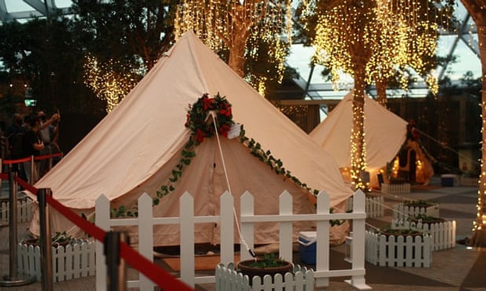 Для тех, кто устал от пандемии, сингапурский Чанги предлагает разбить палатку и насладиться шопингом прямо в аэропорту