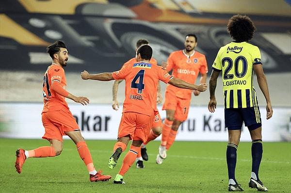 Başakşehir, 6. dakikada Mahmut Tekdemir'in golüyle Kadıköy'de 1-0 öne geçti.