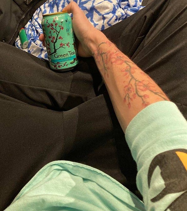 7. "Эта банка в моей руке как родная".