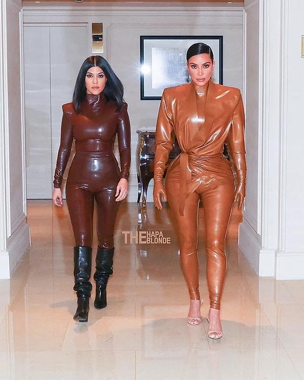 2. Kim Kardashian ve kız kardeşi Kourtney'nin giydikleri tasarım kıyafet uzun bir süre konuşulmuştu.
