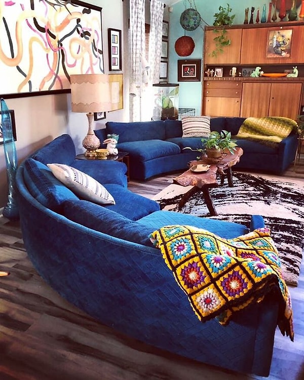 13. Моя дочь-подросток шла через комиссионный магазин, когда увидела этот большой изогнутый синий диван середины века