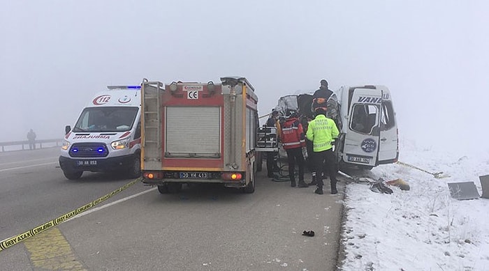 Hakkari’de Yolcu Minibüsü ile TIR Çarpıştı: 4 Kişi Hayatını Kaybetti