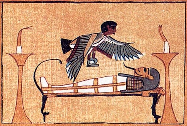 Ama durun, Anubis'e bir yardımcı gerek; koskoca Tanrı kendi mi iş görsün yahu? Gelin bir de Mısırlı hayalet dahil edelim hikayeye.