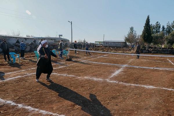 Köylüler toprak sahalarını tenis kortuna dönüştürüp daha önce kullandıkları voleybol filesini de tenis filesi yaparak oynamaya başlamışlar.