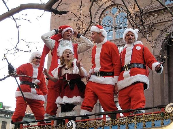 10. ABD'de binlerce insan SantaCon'da Noel Baba gibi giyinir.