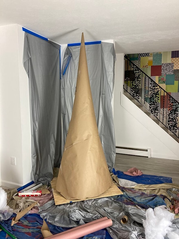 "Сначала мы сделали гигантскую коническую форму из проволочной сетки, покрытой бумагой."