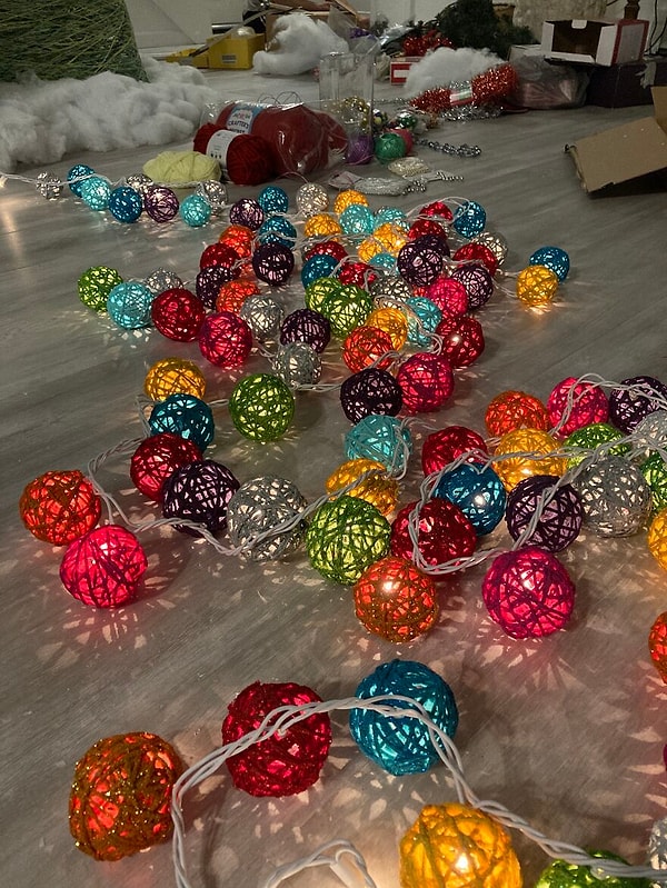 "Сделанные украшения были объединены с гирляндой"