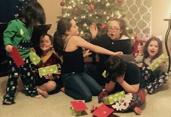 6. Мой босс, у которого 6 детей, запечатлел всех возможных братьев и сестер на одной фотографии. Плохое было решение.