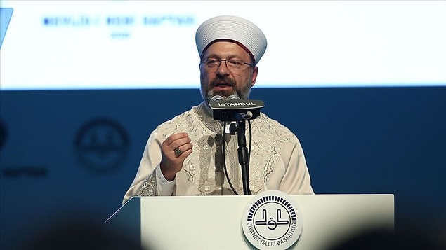 Değerlerin zayıflamasından en çok aile kurumunun etkilendiğini söyleyen Erbaş, “Bencilliğin ve çıkar ilişkilerinin girdabı içinde huzurun kaybedildiği, sevginin maddi kaygılar içerisine hapsedildiği bir dünyada, şüphesiz bu durumdan en çok aile değerleri zarar görmekte, sevgi ve rahmetin merkezi olan aile, maalesef şiddet ve nefretin mekânı haline gelmektedir” dedi.