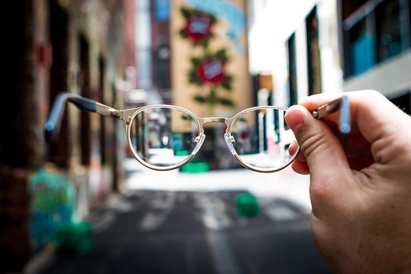 10. Gözlüklerinizi asla tozluyken gözlük beziyle silmeyin. Bu tozların cama daha da yapışmasına neden olacaktır.