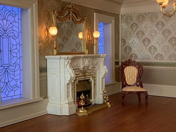 Главная спальня с декоративным гипсовым камином и паркетным полом