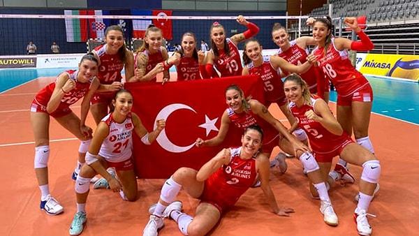 20. 19 Yaş Altı Kız Voleybol Milli Takımı, final maçında Sırbistan'ı 3-2 yenerek Avrupa şampiyonu oldu.