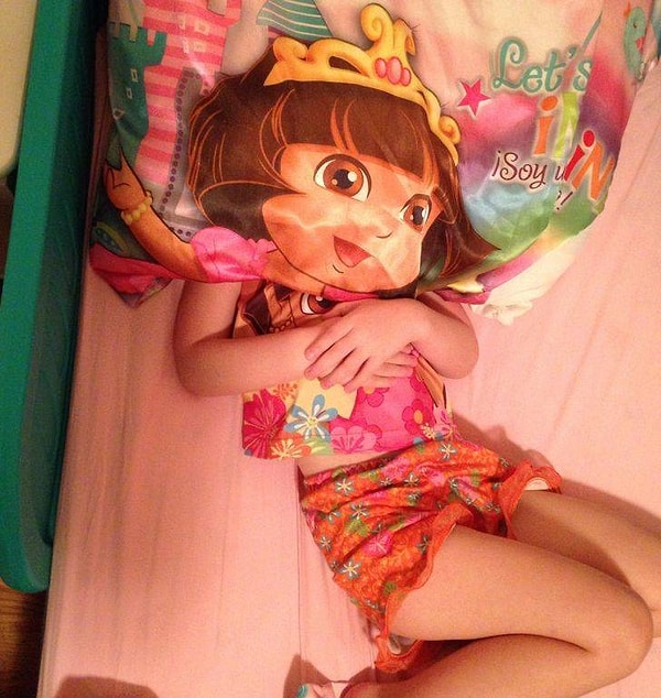 13. "Вот как наша дочка предпочитает спать".