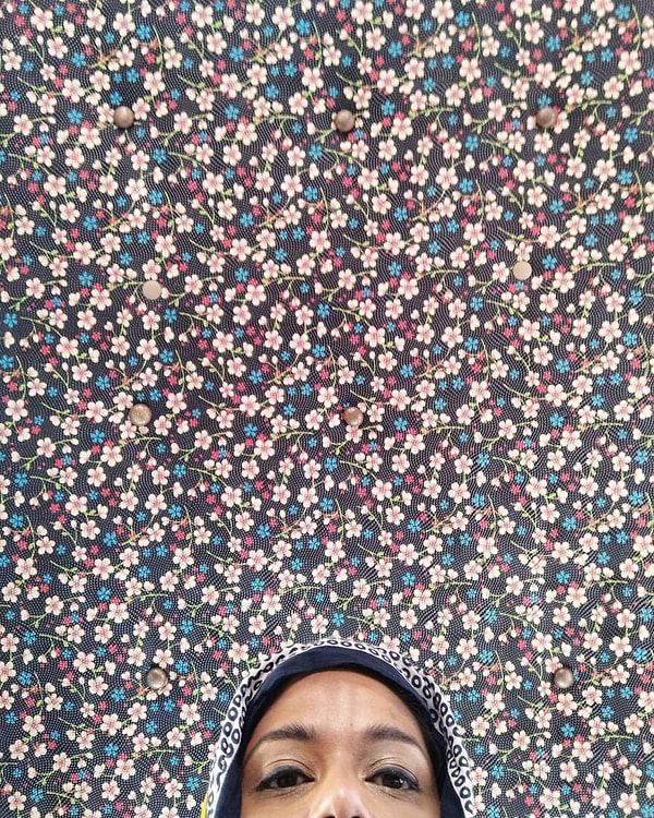 11. Цветочная тема - одна из ведущих в дизайне потолков мумбайских такси.