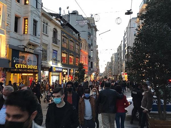 Taksim Meydanı ve İstiklal Caddesi alışverişe ve dolaşmaya çıkan vatandaşlarla dolup taştı.