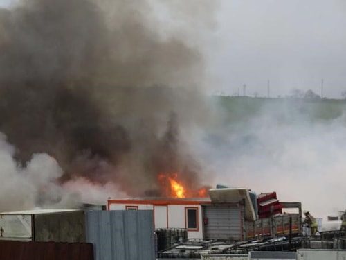 Tuzla'da Fabrika Deposunda Yangın: Ekipler Müdahale Ediyor