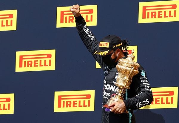2. İngiliz Grand Prix'te Mercedes pilotu Lewis Hamilton podyumda şampiyonluğunu maskesiyle kutluyor.